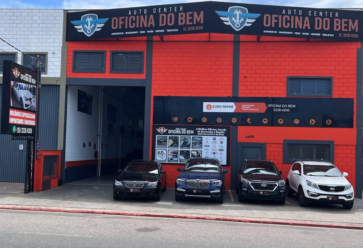 Fachada da Oficina do Bem Auto Center com BMW e outros carros alemães na frente