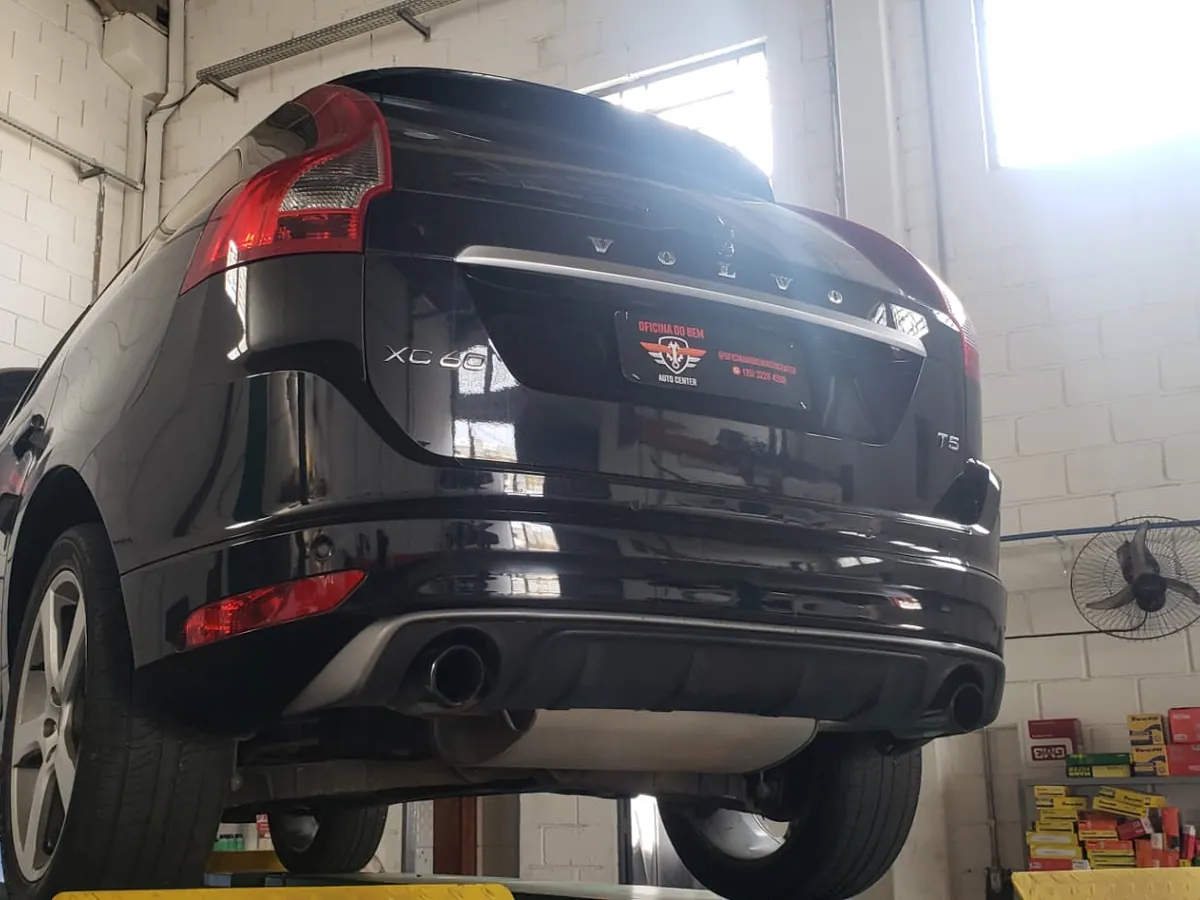 Volvo XC60 no elevador da Oficina do Bem