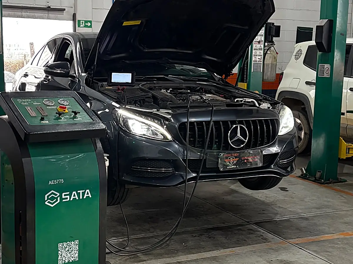 Mercedes-Benz no elevador com máquina SATA de troca de fluido