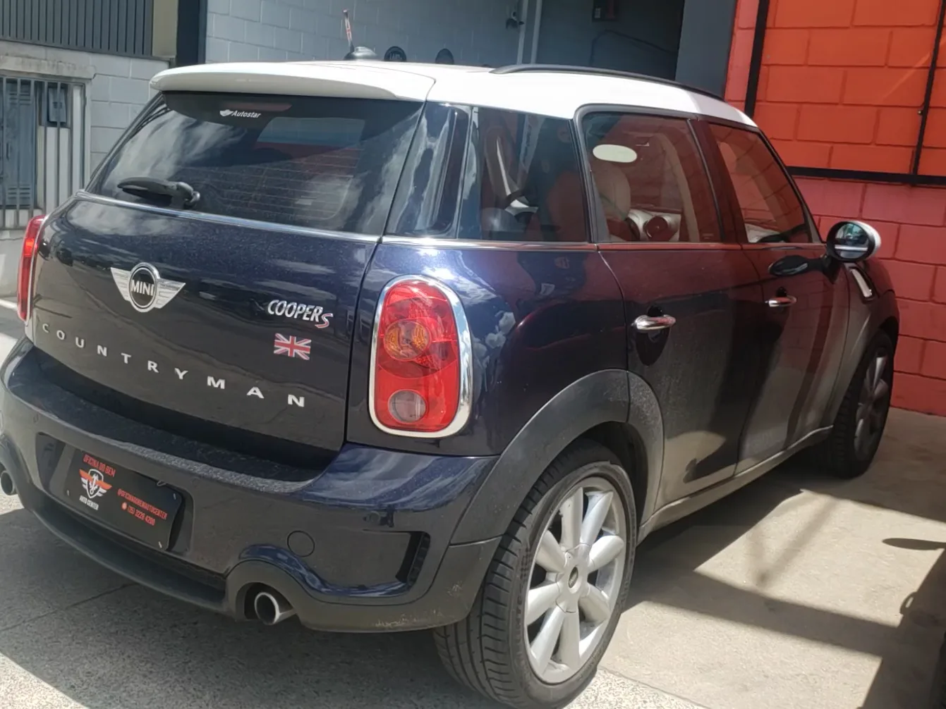 Mini Cooper Countryman azul no pátio da Oficina do Bem